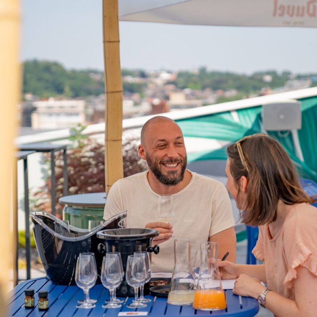 Homme et femme attablé lors d'une animation teambuilding de Ready Steady