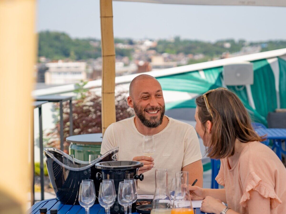Homme et femme attablé lors d'une animation teambuilding de Ready Steady