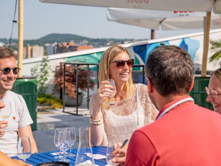 Ready Steady 149 Groupe d'amis profitant d'une dégustation vin lors d'une animation de Ready Steady