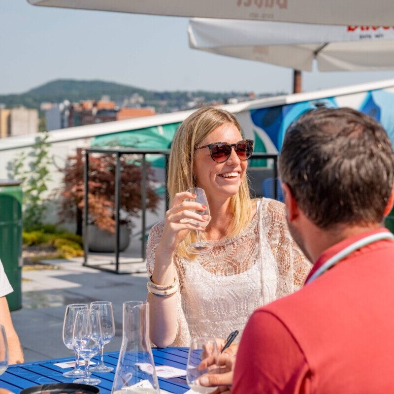 Groupe d'amis profitant d'une dégustation vin lors d'une animation de Ready Steady