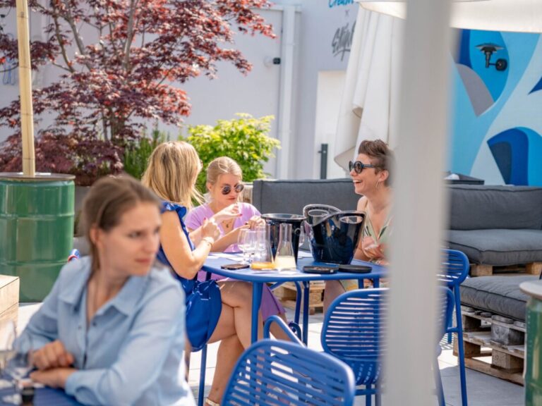 Ready Steady 152 Femmes attablées en train de rire lors d'une activité teambuilding