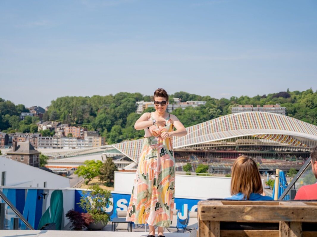 Femme debout sur une estrade en train de faire une imitation durant l'activité de Speed Tasting de Ready Steady