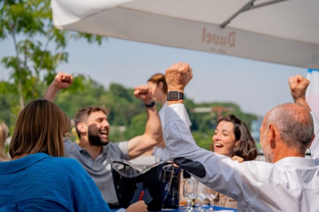 Equipe qui fête leur victoire lors d'une activité Teambuilding de Ready Steady