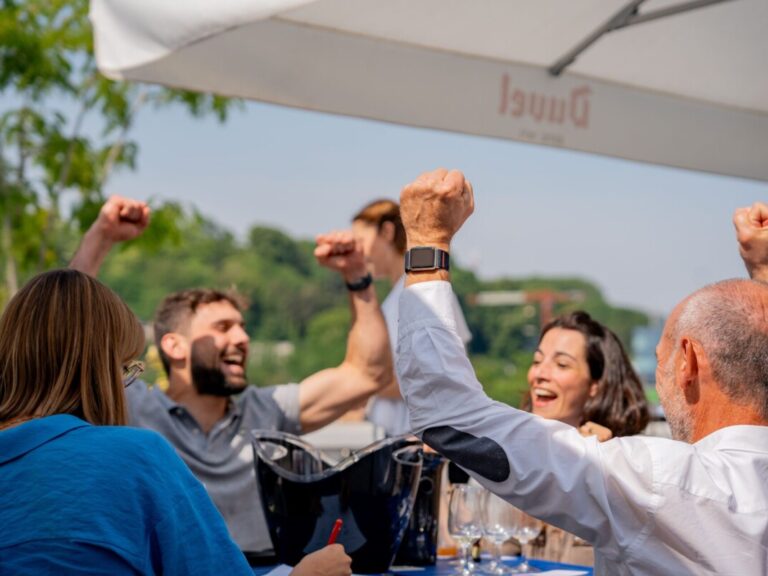 Equipe qui fête leur victoire lors d'une activité Teambuilding de Ready Steady