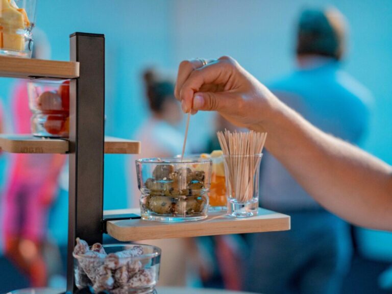 Femme en train de piquer dans un bol d'olives lors d'une fête d'entreprise