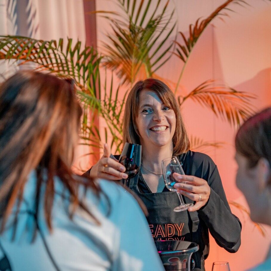 Vanessa Jarlot en train d'animer une activité de dégustation de vin en enteprise