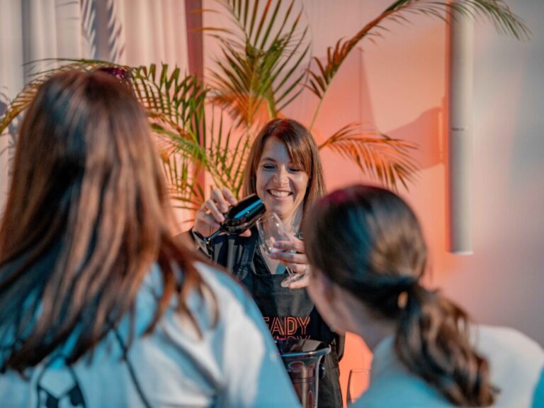 Vanessa Jarlot lors d'une activité de team building en train de dévoiler le vin mystère