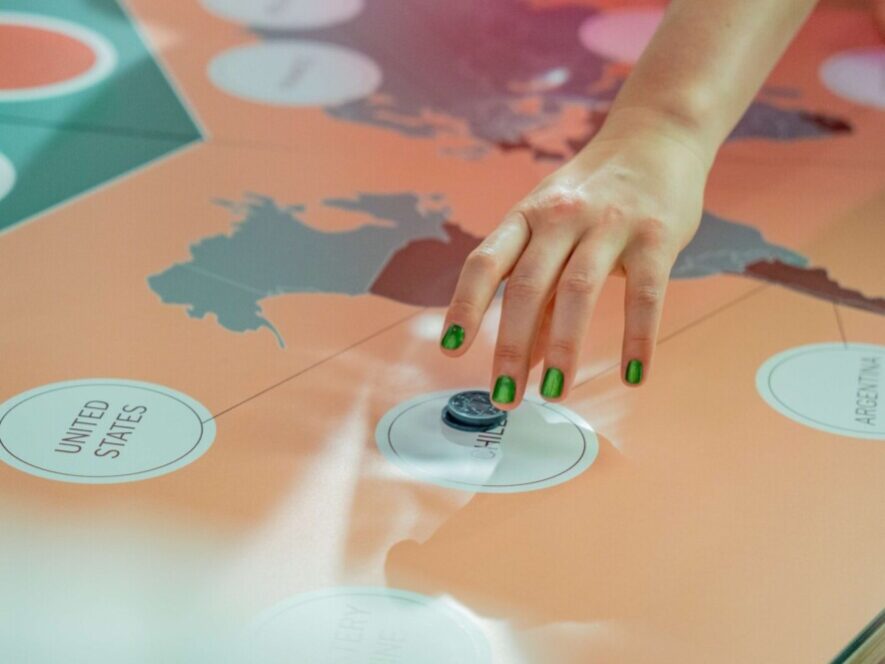 Participant à l'animation casino vin de Ready Steady qui joue ses jetons