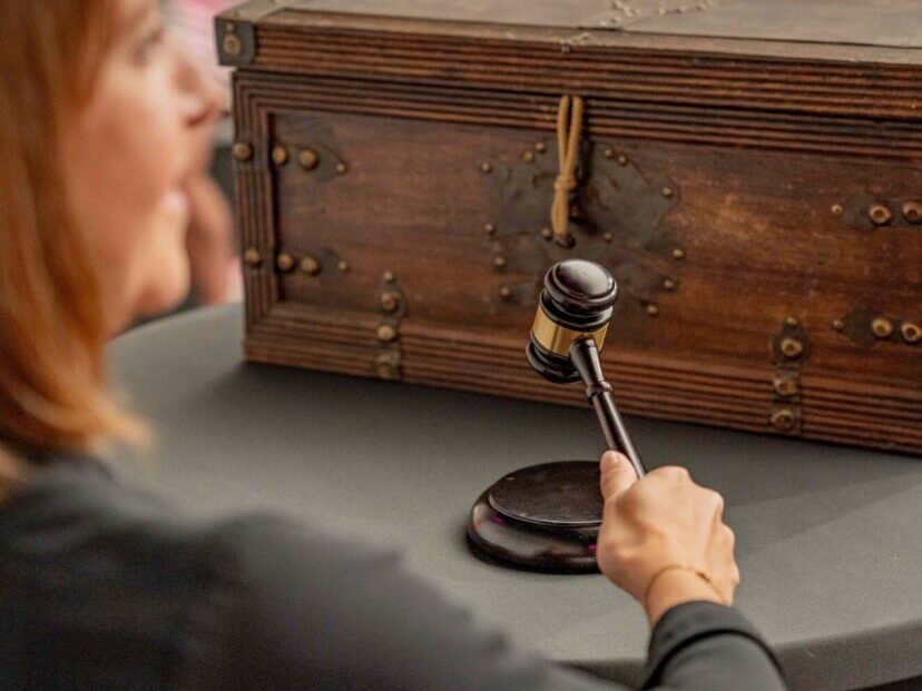 Vanessa Jarlot de Ready Steady devant un coffre en bois lors d'une activité escape game