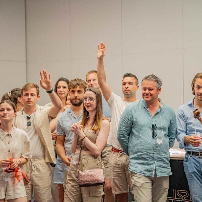 Groupe de personnes enjouées lors d'une activité de teambuilding