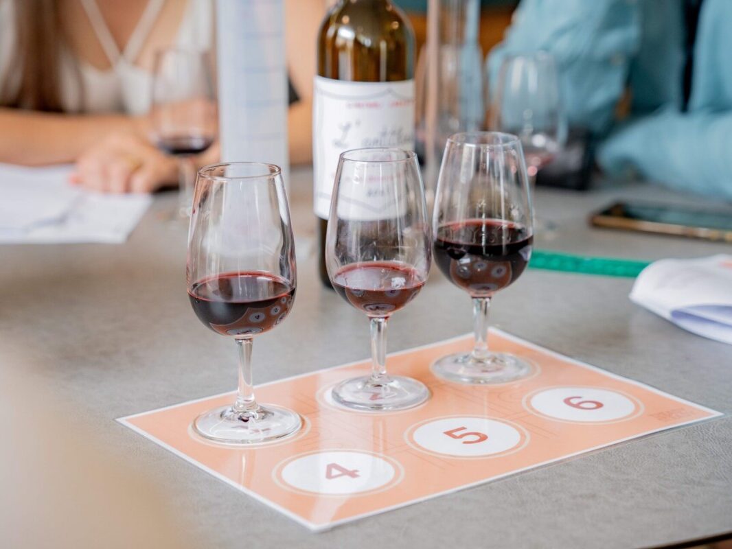 3 verres de vin rouge lors d'une initiation à l'oenologie
