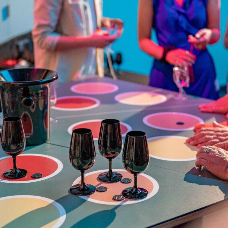 Table de l'animation casino avec des verres de vin noirs posés dessus