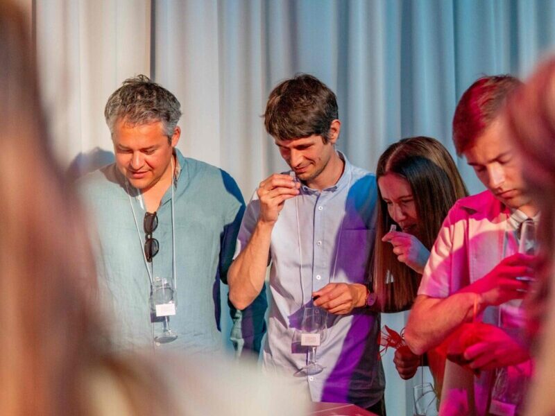 Participants d'un teambuilding en train de sentir les arômes lors d'une animation casino vin
