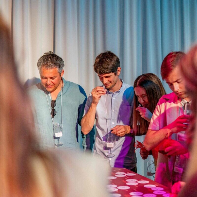Participants d'un teambuilding en train de sentir les arômes lors d'une animation casino vin