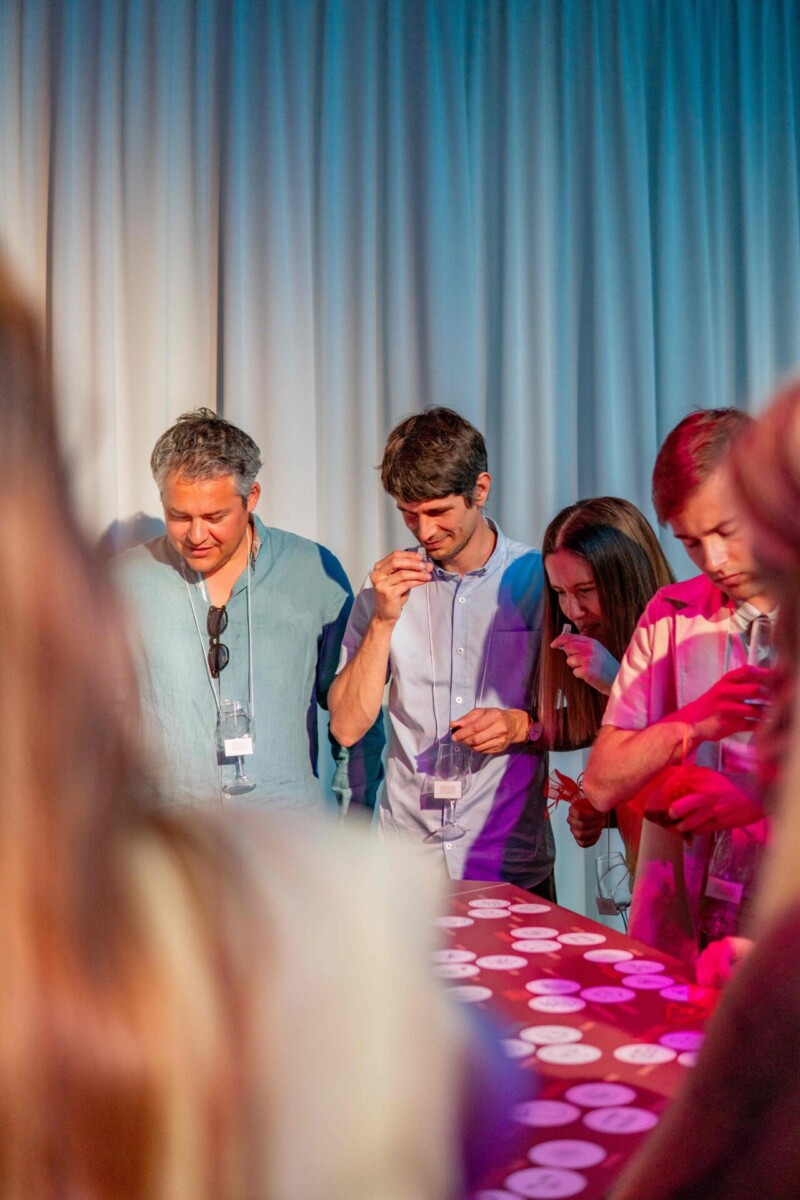 Participants d'un teambuilding en train de sentir les arômes lors d'une animation casino vin