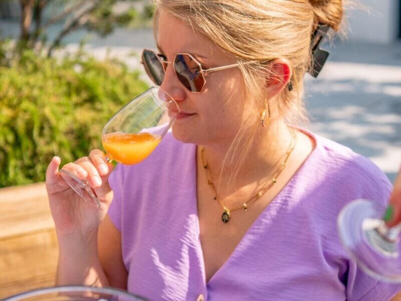 Femme blonde lors d'une dégustation de jus