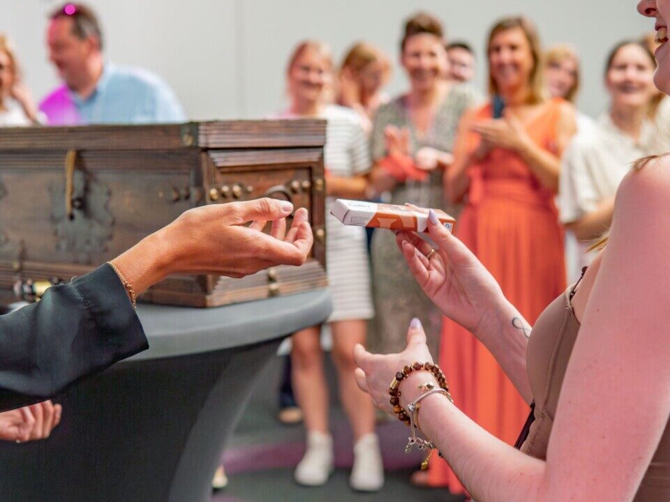 Coffre en bois sur une table haute lors d'une activité escape game en entreprise
