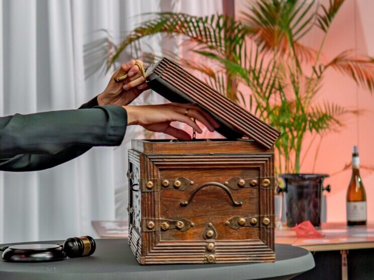 Coffre en bois sur une table haute lors d'une activité d'escape game