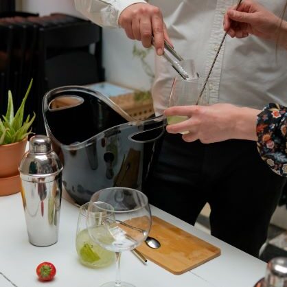 Participants au team building Cocktail challenge en train de créer un cocktail