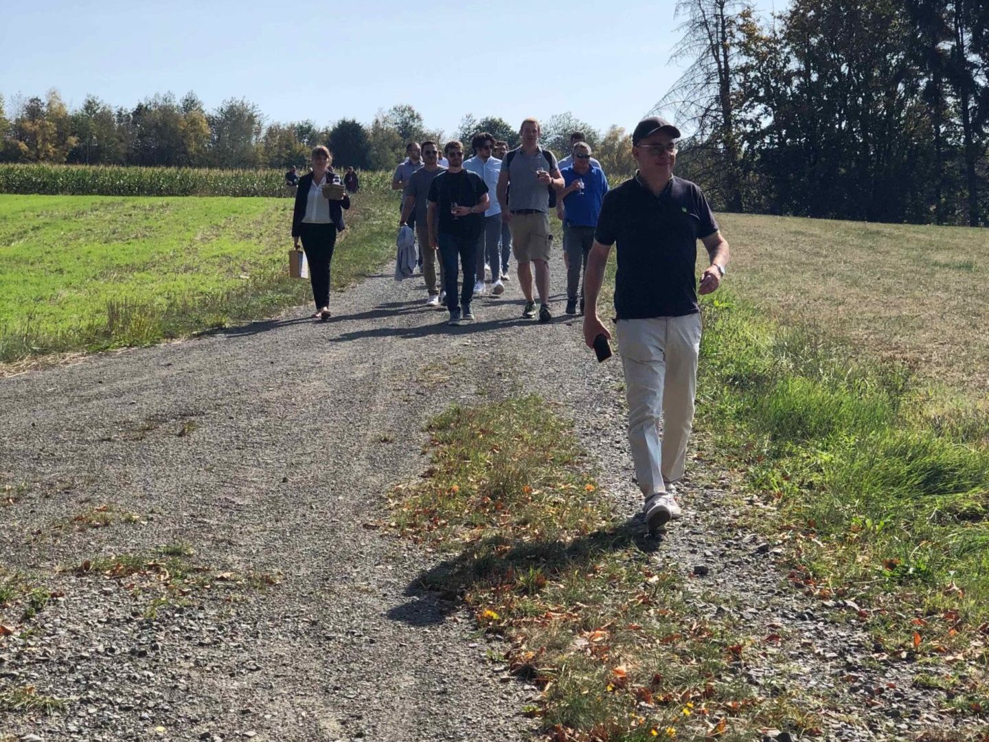 Les participants en pleine marche dans la nature durant leur balade dégustation