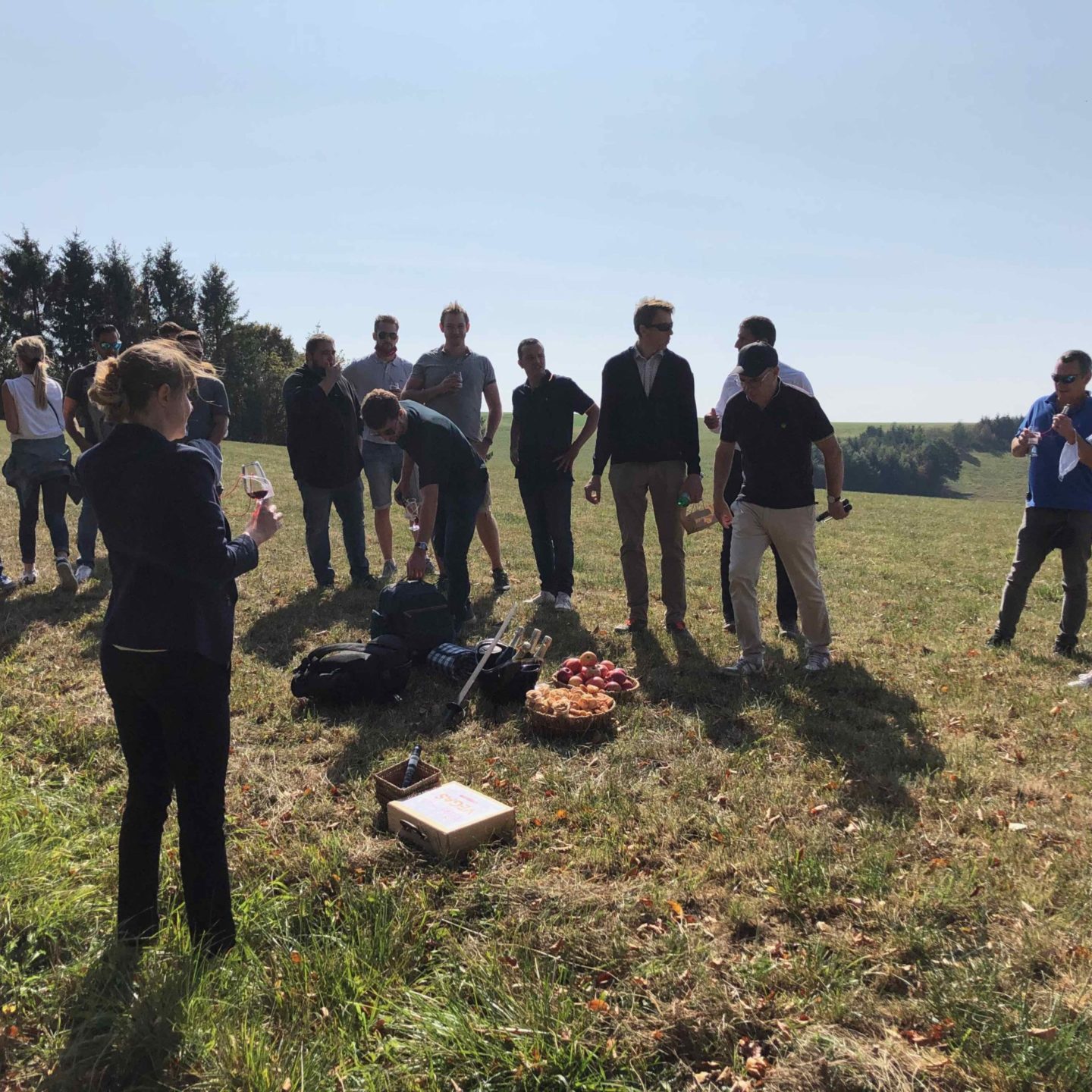 Les participants mangent un morceau durant la balade dégustation