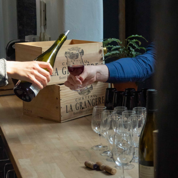 Dégustation de vin durant un bar à thème