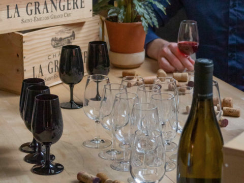 Dégustation d'alcools et de cocktails durant un bar à thème