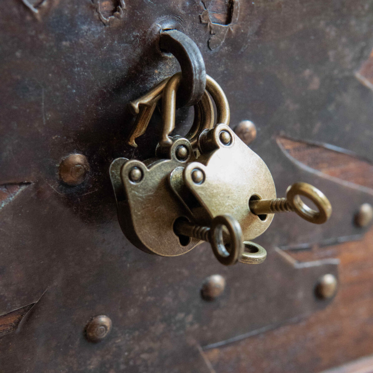 Coffre verrouillé à l'aide de cadenas pour l'escape game autour du vin organisé par Ready-Steady