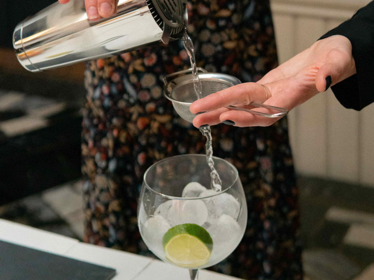 Préparation d'un mojito durant l'atelier cocktails organisé par Ready-Steady