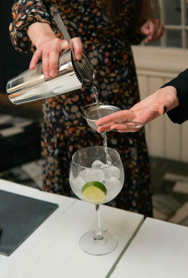 Préparation d'un mojito durant l'atelier cocktails organisé par Ready-Steady