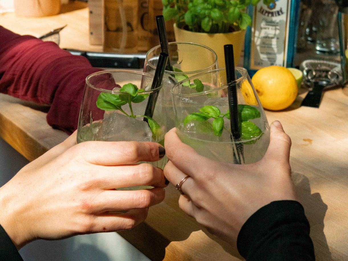 Participants de l'animation Bar à Cocktails occupés à trinquer avec leur verre de Basil smash