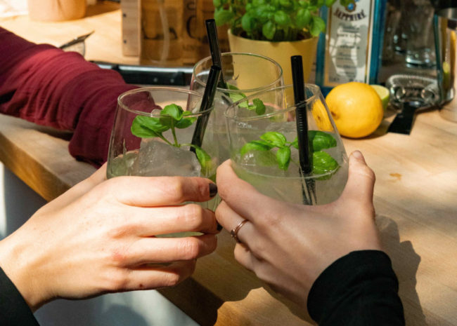 Participants de l'animation Bar à Cocktails occupés à trinquer avec leur verre de Basil smash