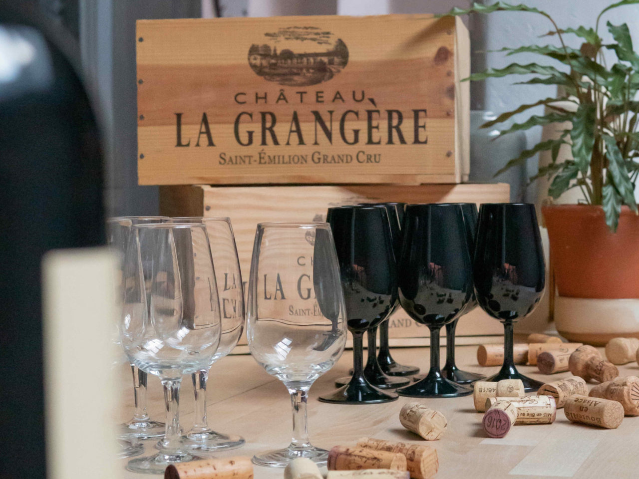 Dégustation d'alcools et de cocktails durant un bar à thème