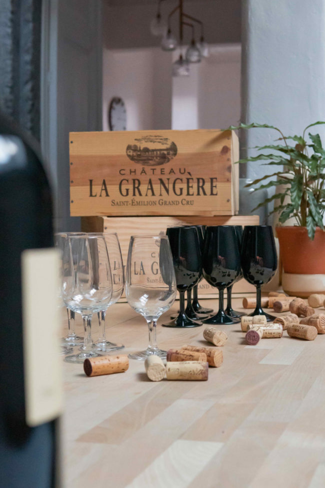 Dégustation d'alcools et de cocktails durant un bar à thème