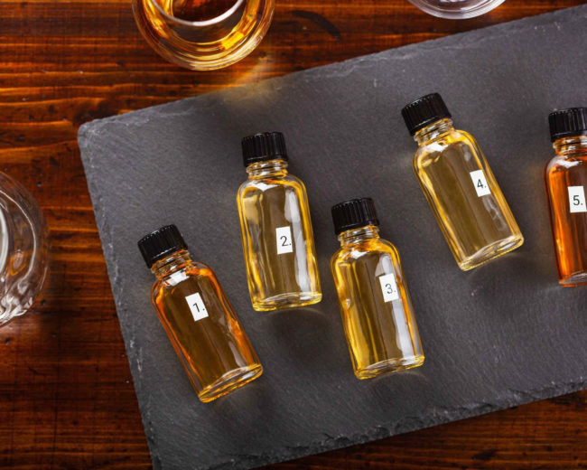 Fioles contenant du liquide pour la découverte d'odeurs durant le Casino des sens