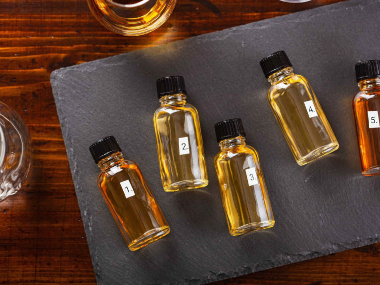 Fioles contenant du liquide pour la découverte d'odeurs durant le Casino des sens