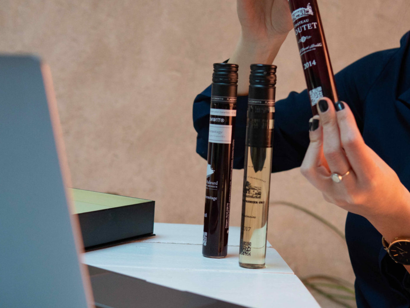 Fioles de dégustation offertes aux participants de l'escape game organisé autour du vin