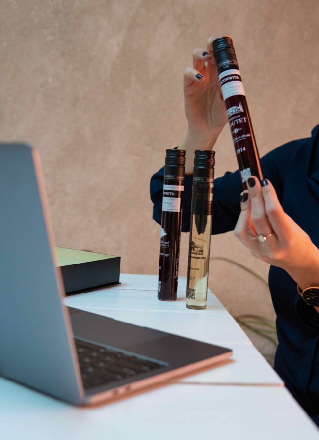 Fioles de dégustation offertes aux participants de l'escape game organisé autour du vin