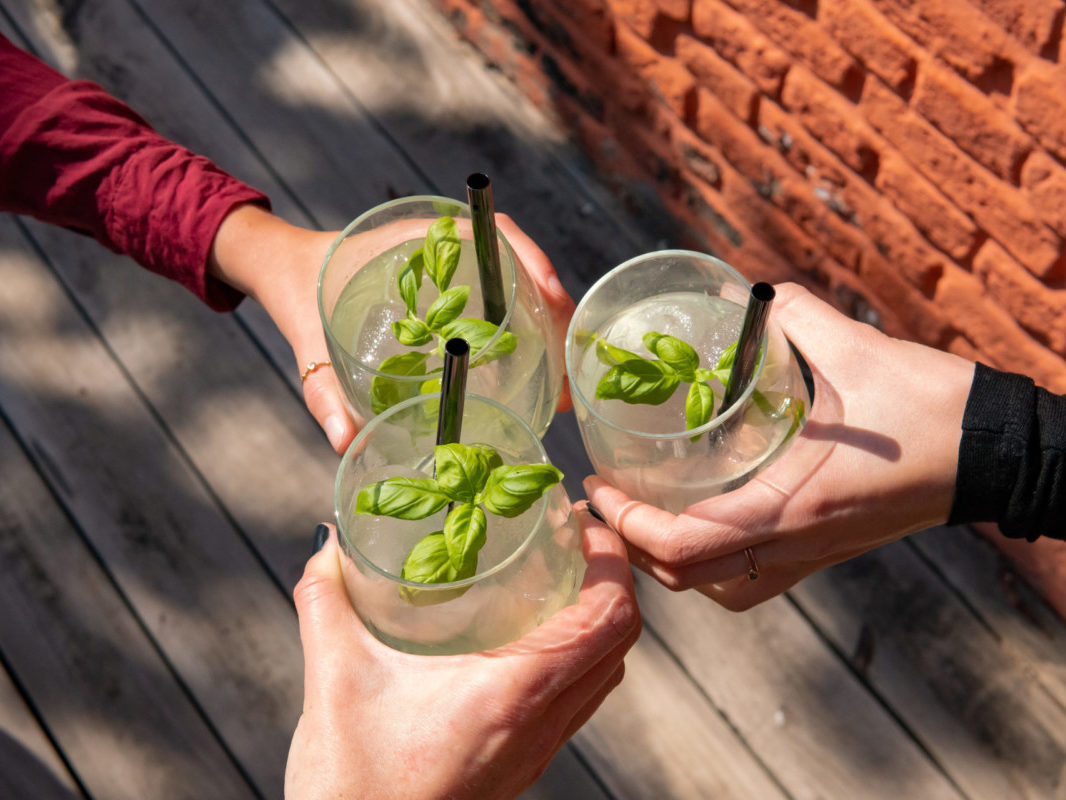 cocktails @ready steady 3 verres de cokctail Basil Smash qui trinquent