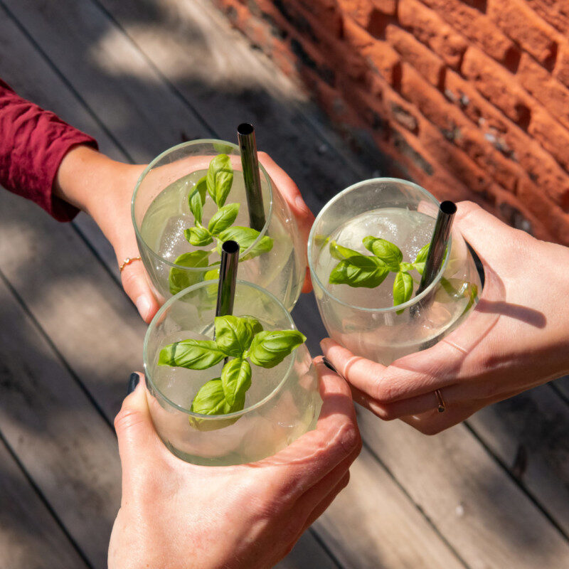 3 verres de cokctail Basil Smash qui trinquent