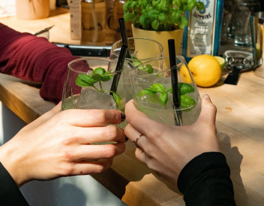 3 verres de cocktail Basil Smash qui trinquent