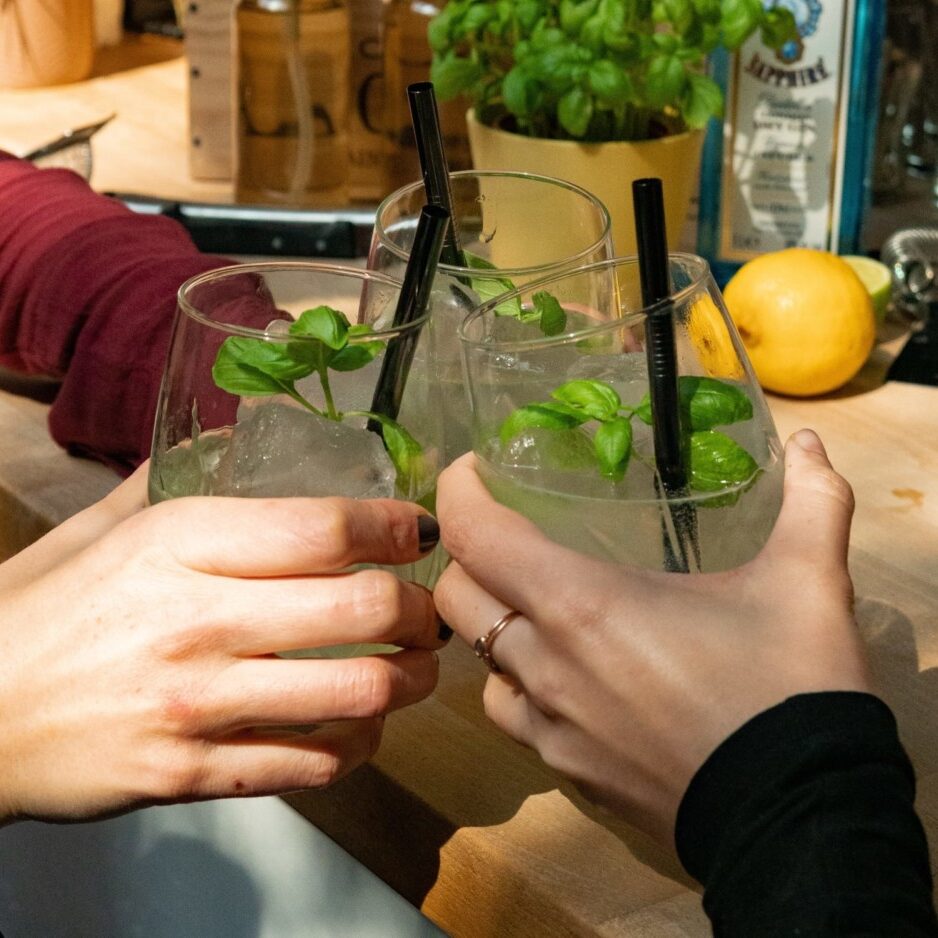 3 verres de cocktail Basil Smash qui trinquent