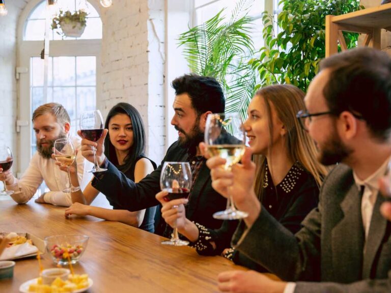 Personnes attablées pour un atelier dégustation de vin en entreprise