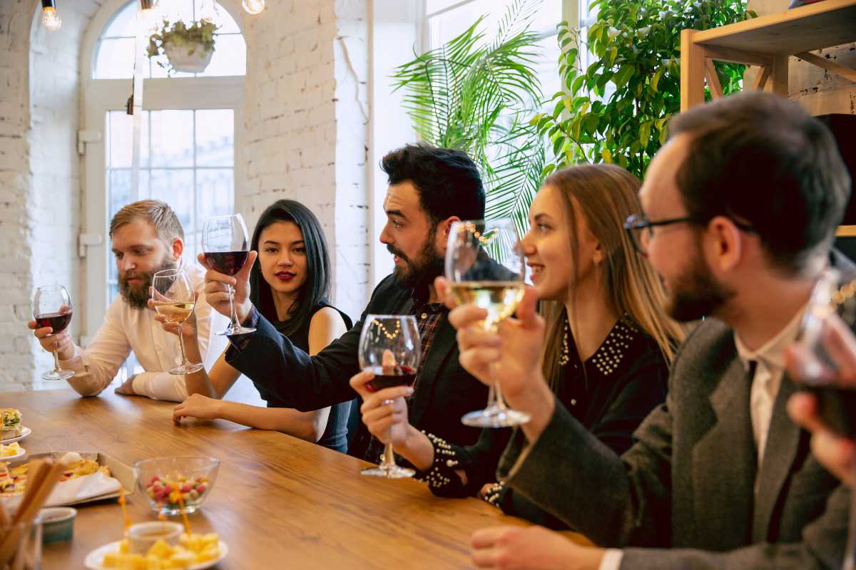 Personnes attablées pour un atelier dégustation de vin en entreprise