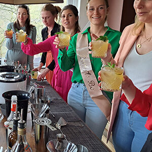 Groupe de filles faisant santé lors d'un atelier cocktails EVJF