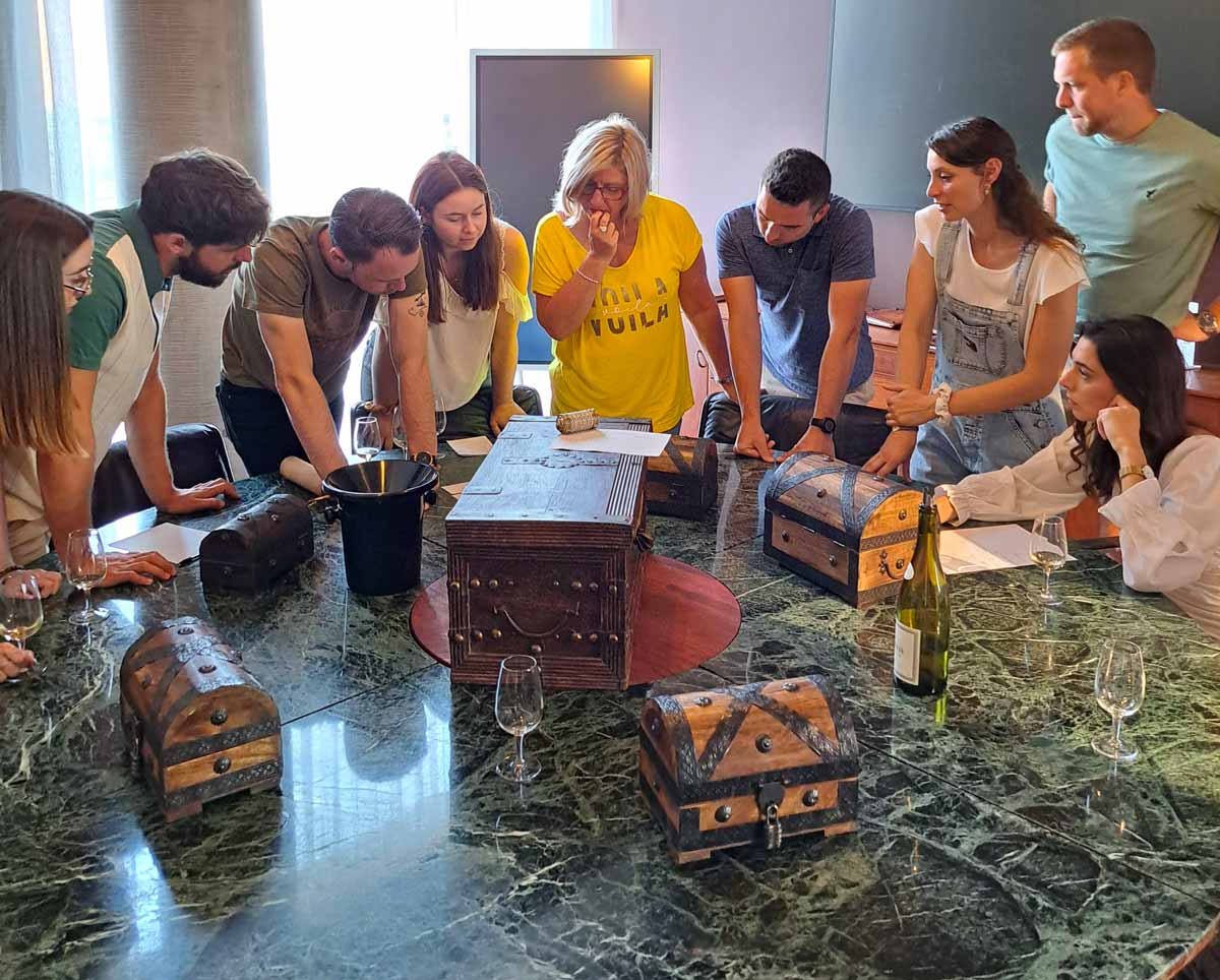 Wine-Escape-Game Groupe autour d'une table réfléchissant aux énigmes du wine escape game
