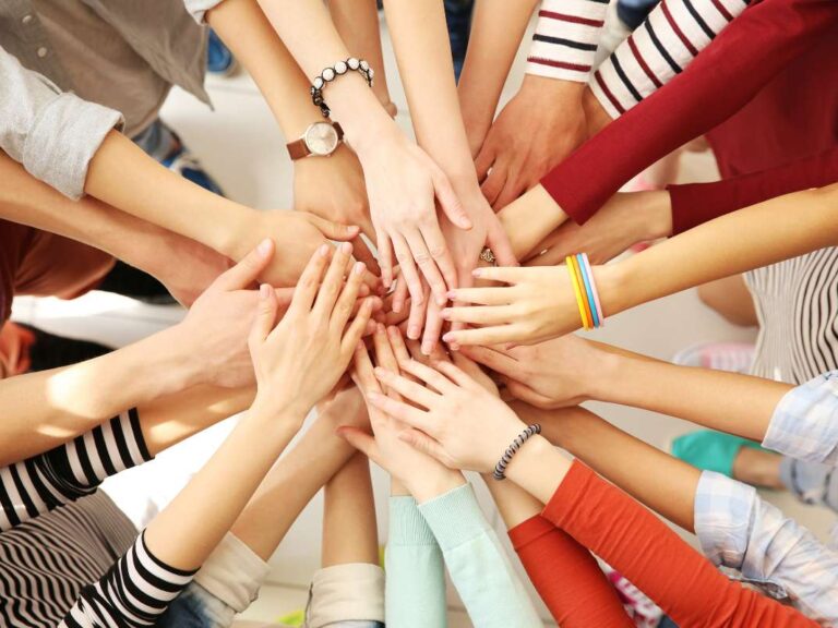 Ensemble de main rassemblées pour un encouragement lors d'un teambuilding avec un grand groupe