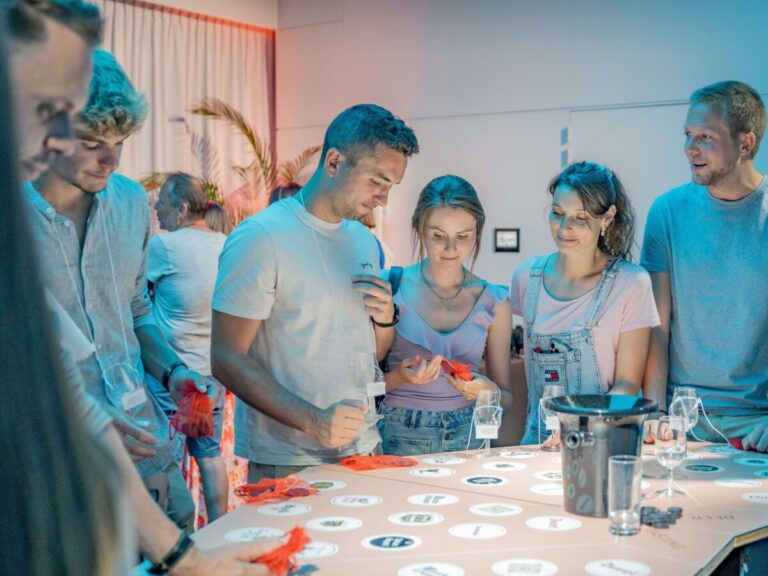Personnes autour d'une table lors de l'animation teambuilding casino des sens de Ready Steady