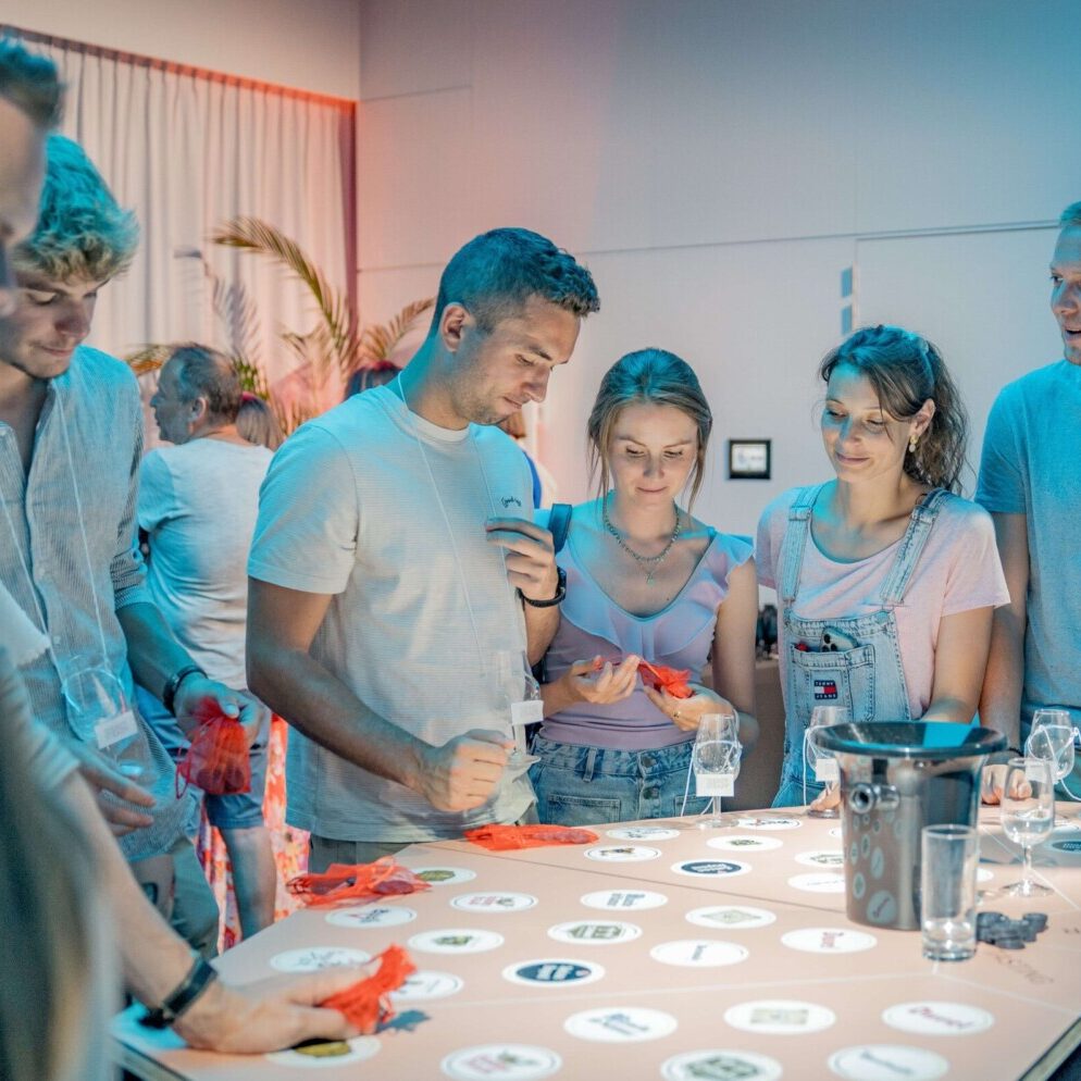 Personnes autour d'une table lors de l'animation teambuilding casino des sens de Ready Steady