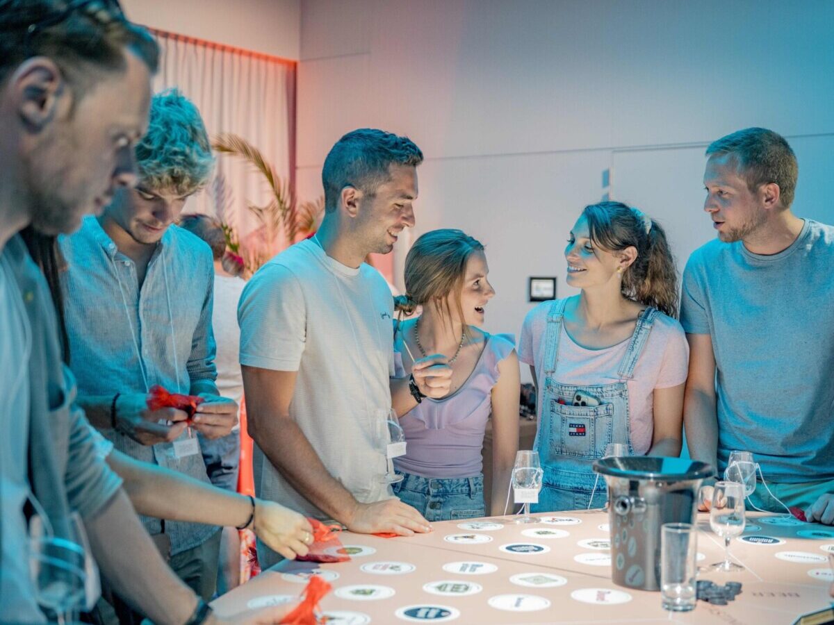 Equipe autour d'une table lors d'une activité teambuilding Casino du vin